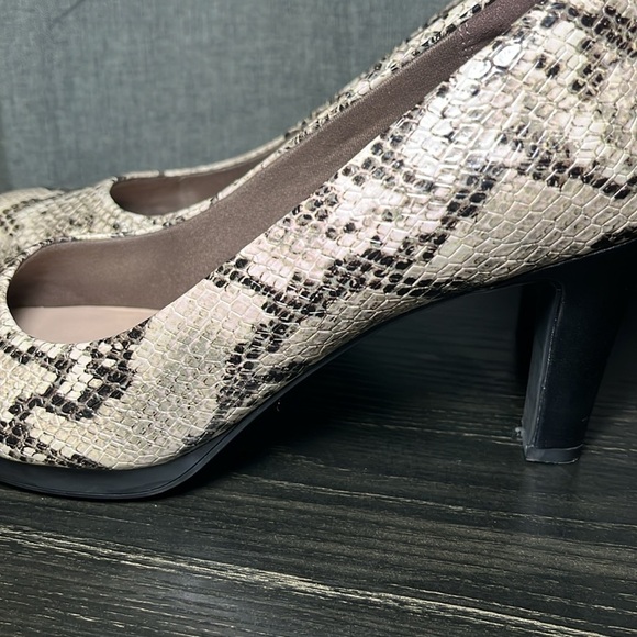 Clarks Ultimate Comfort Adriel Viola Faux Snakeskin Round Toe Pumps Mob Wife - Picture 7 of 8